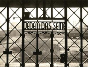 Weimar. Nationale Gedenkstätte Buchenwald auf dem Ettersberg. Lagertor. Teilansicht mit Schriftzug "Jedem das Seine"