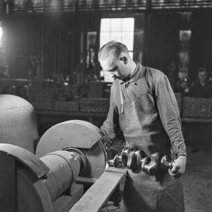Kurbelwelle wird von einem Arbeiter von Borgward geschliffen