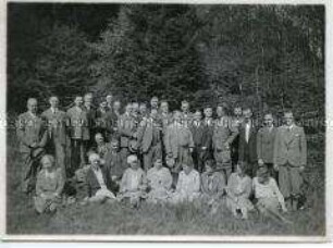 Gesellschaft bei einem Ausflug im Wald