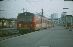 Stuttgart Hbf. Gleis 4 Einfahrt elTW 425 107