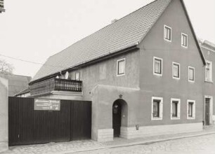 Radeburg, Wohnhaus : Radeburg. Dreiseithof. Carolinenstraße 19 (1. Hälfte 19. Jahrhundert). Wohnhaus und Hoftor. Straßenansicht