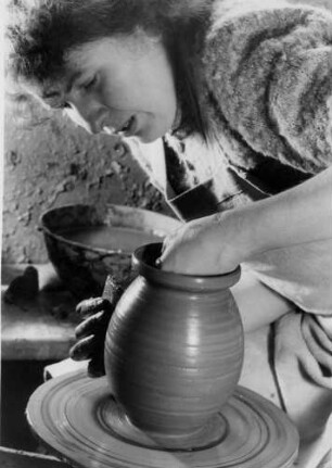 In einer Keramikwerkstatt. Eine Keramikerin arbeitet an einer Töpferscheibe. Die Form der Vase wird sichtbar. Aufgenommen 1949