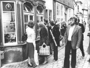 Bremen-Altstadt. Schnoor-Viertel. Blick auf Besucher des Viertels vor einem Geschäft