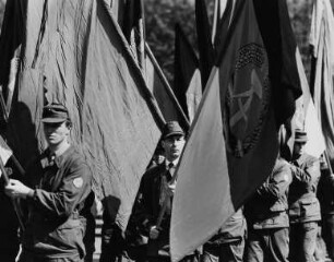 Kampfgruppen am "Tag der Befreiung" am Sowjetischen Ehrenmal