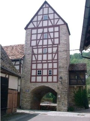 Stadtbefestigung - Stadttor (Salztor) von Osten Stadtseite mit Durchfahrt sowie verkleideter Innenseite