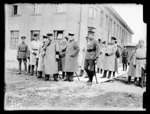 Wilhelm II., König von Württemberg mit Offizieren