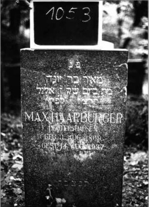 Grabstein 1053 (Index: 99803973) Material: Granit, poliert Zustand: sehr gut Maße HxBxT: 101x49x12 cm Beschreibung: Stele mit horizontalem Abschluß: Grabstein 1053