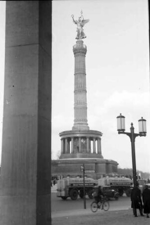 Berlin: Großer Stern; Siegessäule; Vordergrund Laterne und Treppenhaussäule