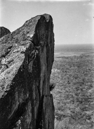 Auf dem Gipfel des Kavamba : Blick vom Gipfel des Kavambaberges auf ein in der Ebene liegendes Dambo.