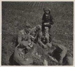 Wehrmachtssoldaten, Vormarsch in Frankreich, Deutsche Soldaten (Marinepropagandakompanie) bei der Rast an einer französischen Landstraße