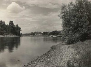 Dresden-Pillnitz. Blick vom Elbufer zum ehemaligen Lustschloß Pillnitz
