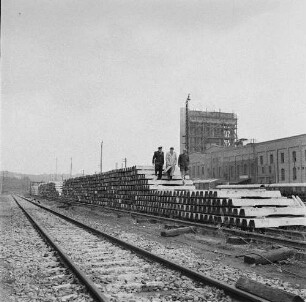 Rethwisch. Betonwerk der Deutschen Reichsbahn. Lagerplatz mit Betonschwellenstapel