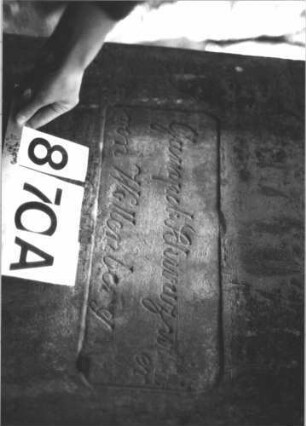 Grabstein 870 (Index: 99899313) Material: Sandstein Zustand: stark verwittert Maße HxBxT: 126x59x13 cm Beschreibung: Stele mit eingezogenem Rundbogenabschluss, Einzüge pyramidenförmig erhöht: Grabstein 870A