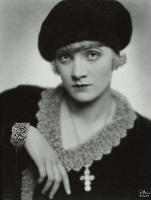 Die Schauspielerin Marlene Dietrich mit Barett