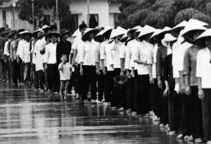 Vietnam. Frauen mit Reisstrohhüten in einer Warteschlange
