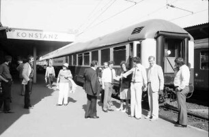 Konstanz: Gruppen um den Rheingold-Salonwagen
