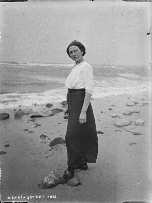 Wenningstedt auf Sylt, junge Frau am Strand
