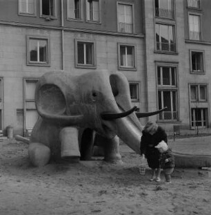 Dresden. Innenhof der Bebauung zwischen Weißer Gasse und Gewandhausstraße mit kleinem Spielplatz