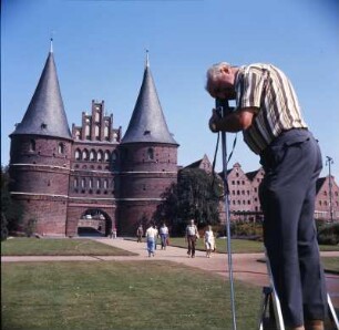 Lübeck. Fotograf fotografiert das Holstentor : Lübeck. Fotograf fotografiert das Holstentor