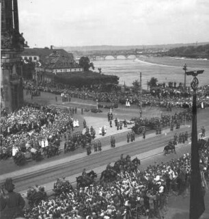 Dresden, Schloßplatz. Einzug der 4. Division in Dresden, 9. August 1940