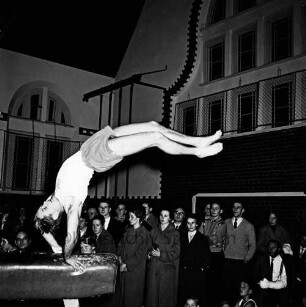 Drei-Kreis-Vergleichswettkampf: Sporthalle der Theodor-Mommsen-Schule: Turnerin