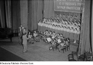 Auftritt eines Chors und Ensembles