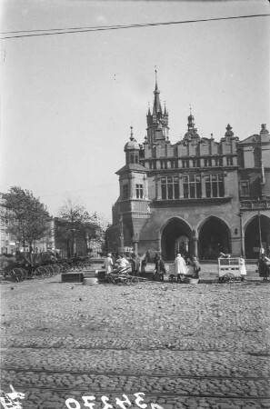 Krakauer Hauptmarkt : Verkaufsstände und Kutschen auf dem Krakauer Hauptmarkt