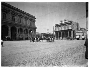 Platz in Havanna mit repräsentativer Stadtarchitektur im Kolonialstil : Weltreisen. Kuba. Platz in Havanna mit repräsentativer Stadtarchitektur im Kolonialstil