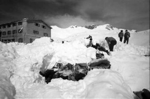 Oberstdorf: Nebelhorn; sonnende Gruppen in Schneelöchern