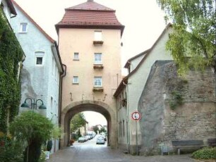 Stadtbefestigung - Stadttor (Neues Heilbronner Tor) Ansicht von Westen (Stadtseite) mit Durchfahrt und angebauten Häusern