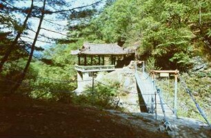 Pavillon auf einem Felsen an einem Hang
