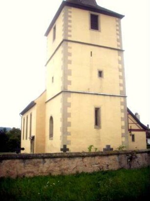 Ansicht von Ostnordosten mit Kirchturm (Chorturm mit Turmchor) sowie Langhaus (beachte Mauerstärke - wohl einst fest) über Kirchhofmauer (Wehrgang mit Steinbrüstung und Schießscharten abgetragen)