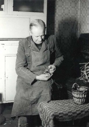 Korbflechterei in Klein Neida : Handwerkstechniken - Korb- und Besenmacherei. Ort: Wojerecy / Hoyerswerda. Matej Tillich, Klein Neida, beim Korbflechten