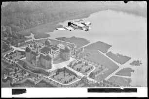 Junkers-Verkehrsflugzeug im Fluge über dem Jagdschloss Moritzburg, Luftbild