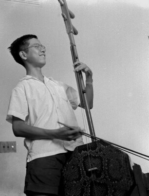 Jungen beim Musizieren