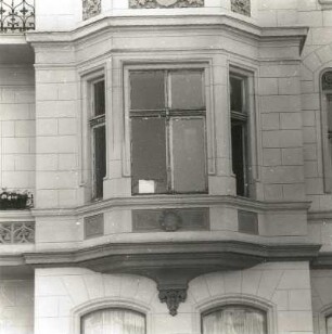 Cottbus, Karl-Liebknecht-Straße 7. Wohn-und Verwaltungsgebäude (Deutsche Bank). 1898. Risaliterker (1. OG)