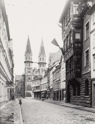 In Meiningen vorm Zunfthaus : Meiningen, Schlundgasse mit Schlundhaus (rechts) (1906; E. Fritze), Blick nach Südosten zur Stadtkirche