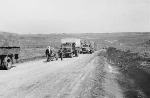Zweiter Weltkrieg. Frontbilder. Sowjetunion. Konvoi der deutschen Wehrmacht. Ansicht mit Pferdefuhrwerk und Lastkraftwagen