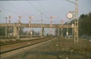 Gäubahn Eutingen Ausfahrsignale Straßenbrücke 8082 Bahnsteig Bahnhofsuhr Stationsschild