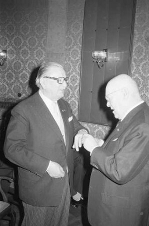 Auszeichnung des Präsidenten der Handwerkskammer Karlsruhe Regierungsbaumeister Dipl.-Ing. Fritz Schäfer mit dem Ehrenring der Arbeitsgemeinschaft der Handwerkskammern in Baden-Württemberg