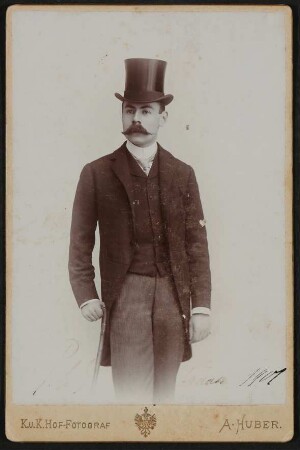 Leopold von Andrian mit Zylinder und Gehstock, stehend, mit Widmung