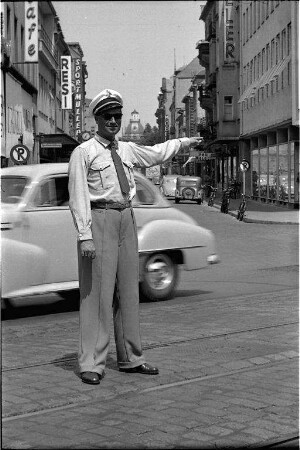 Dienst der Karlsruher Verkehrspolizei am bisher heißesten Tag des Sommers 1954