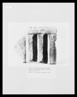 Triglyphe mit Rest einer angearbeiteten Metope