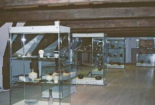 Schloß Reinbek: Ostflügel: Dachgeschoss: Ausstellungsraum mit Vitrinen