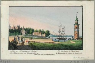 Der Leuchtturm, das Fasanenschlösschen mit dem Wohnhaus Marcolinis und einer Holzfregatte auf dem Niederen Großteich Bärnsdorf in Moritzburg, im Hintergrund das westlich gelegene Schloss