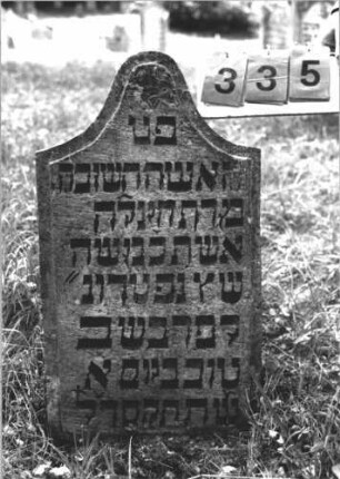 Grabstein 335 (Index: 100106788) Material: Kalkstein Zustand: verwittert, Lettern z. T. falsch nachgezogen Maße HxBxT: 81x47x8 cm Beschreibung: Stele mit hohem geschwungenem Bogenabschluß, Schriftfeld erhaben: Grabstein 335