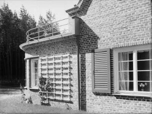 Güstrow, Heidberg 15. Atelierhaus am Inselsee (Barlach-Haus) (1930/1931; A. Kegebein). Teilansicht der Fassade mit Spalier