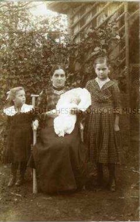 Mutter mit Kindern