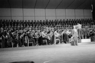 Nationales Kulturensemble der DDR : Blick auf die Bühne mit Chor und Orchester