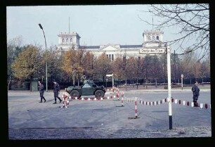 Vor d. Brandenb. Tor 28.10.61.
